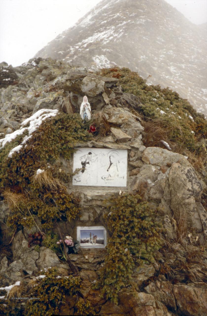 Forcella Rossa con Madonnina e lapide in memoria