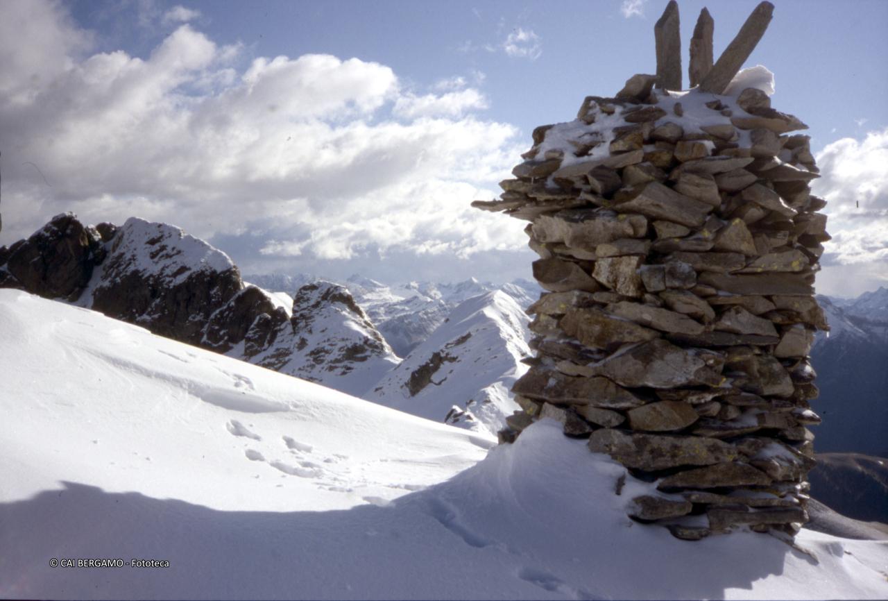 l grande omino sassoso con neve tutt'intorno sull'anticima del Ponteranica Centrale, con Monte Colombarolo sulla destra