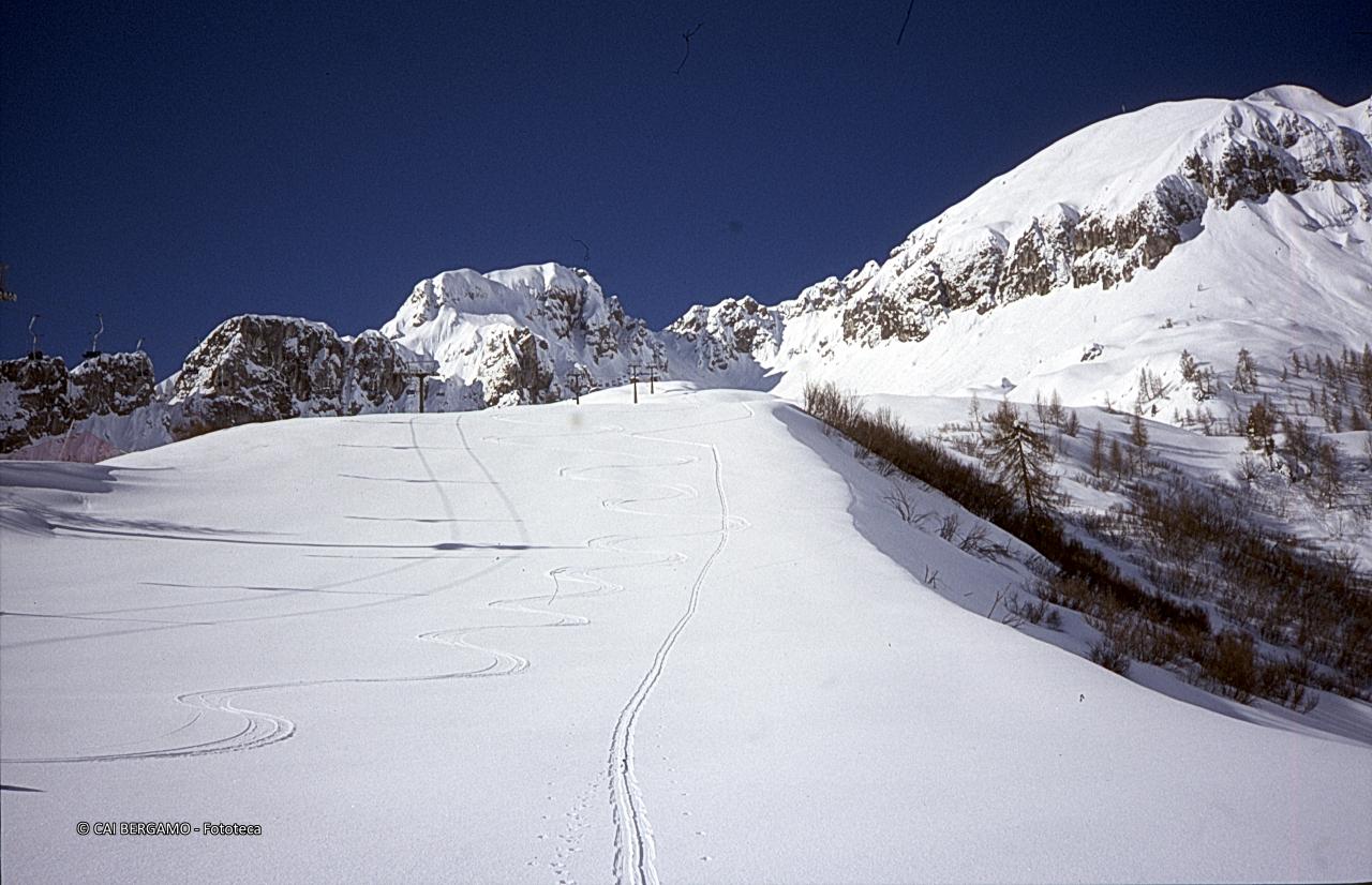 Pista innevata con Monte Arale e Monte Cavallo sulla destra
