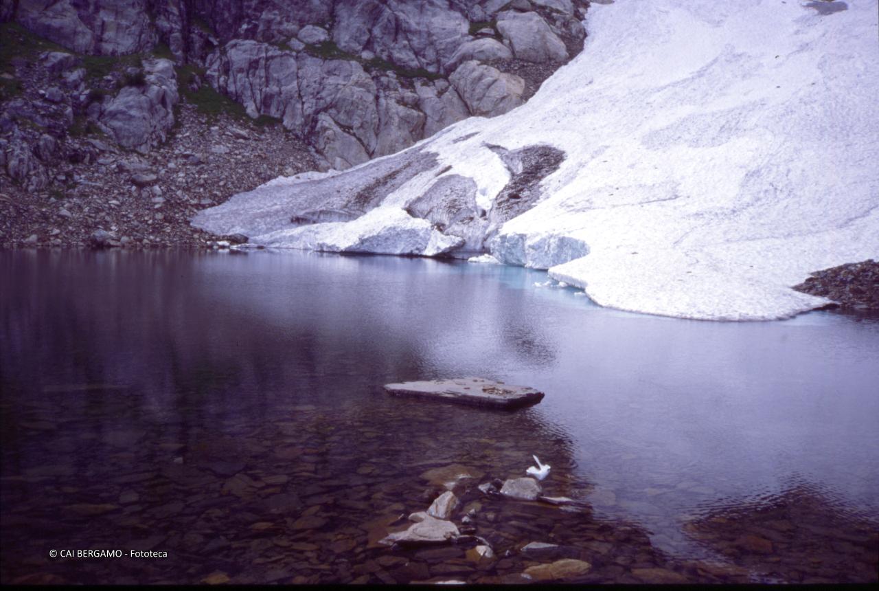 Grossi ammassi di neve residua ai bordi del lago Zelto in data 4 luglio 2012