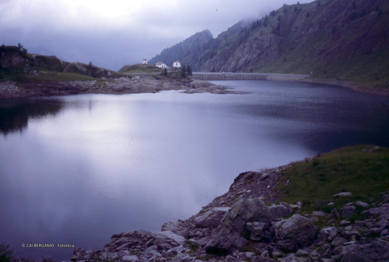 Lago di Pescegallo con gli edifici di controllo del bacino