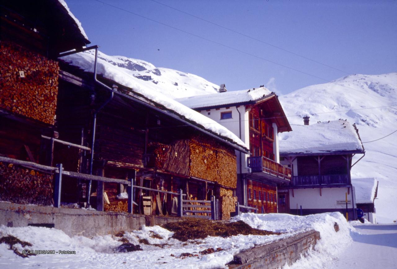 Tradizionali chalet rustici a Realp, villaggio nel Cantone Uri in Svizzera