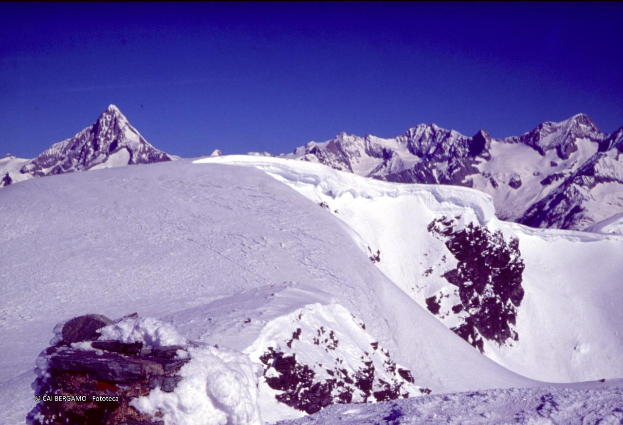 Zoomata sullo sfondo con il Weisshorn che spunta dal profilo innevato