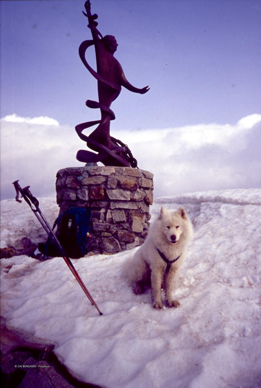 Statua dell'Arcangelo Gabriele situata sulla cima del Monte Cadelle