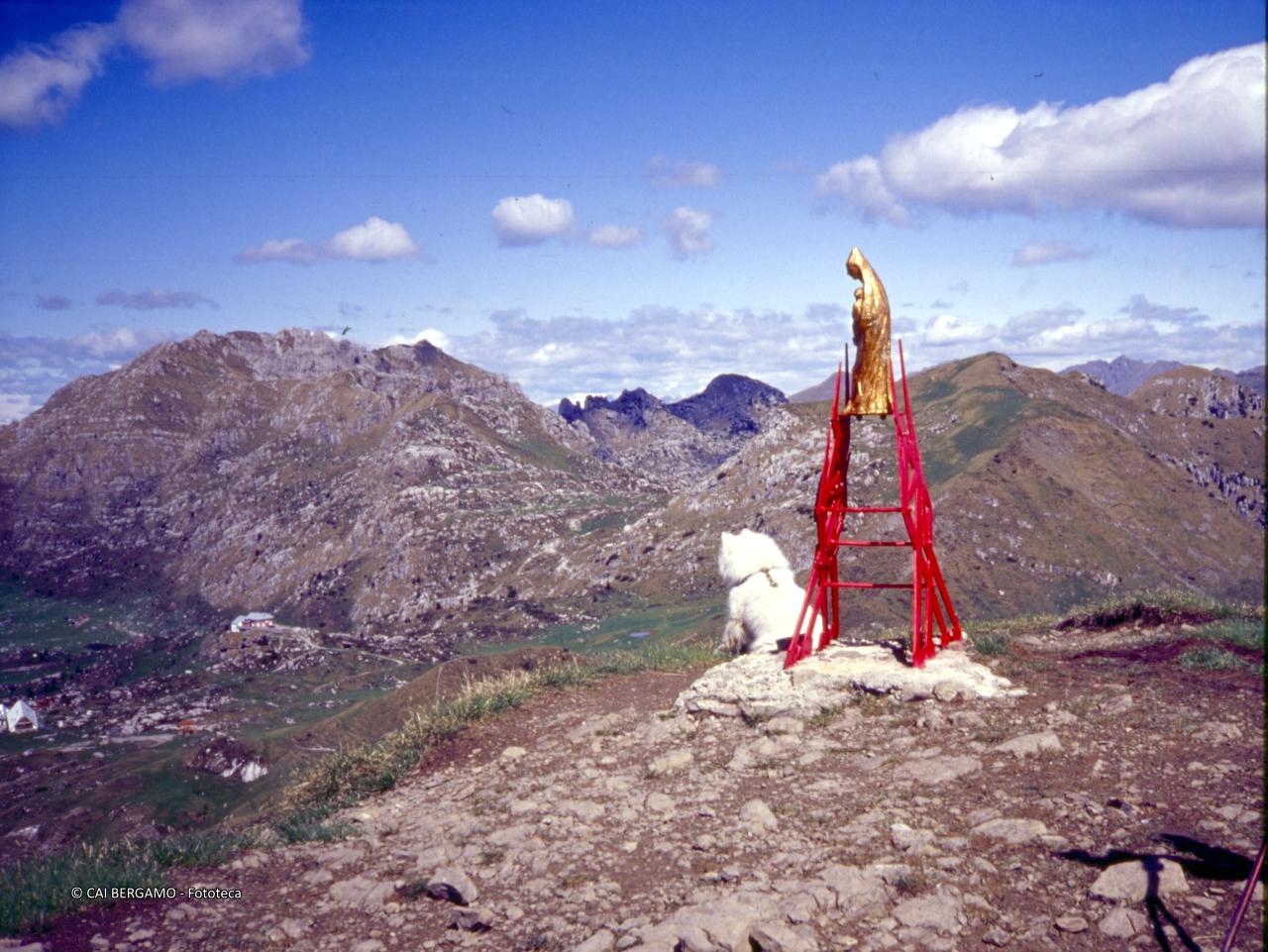 La Madonna dorata in cima al Sodadura con vista sul rifugio Nicola in basso