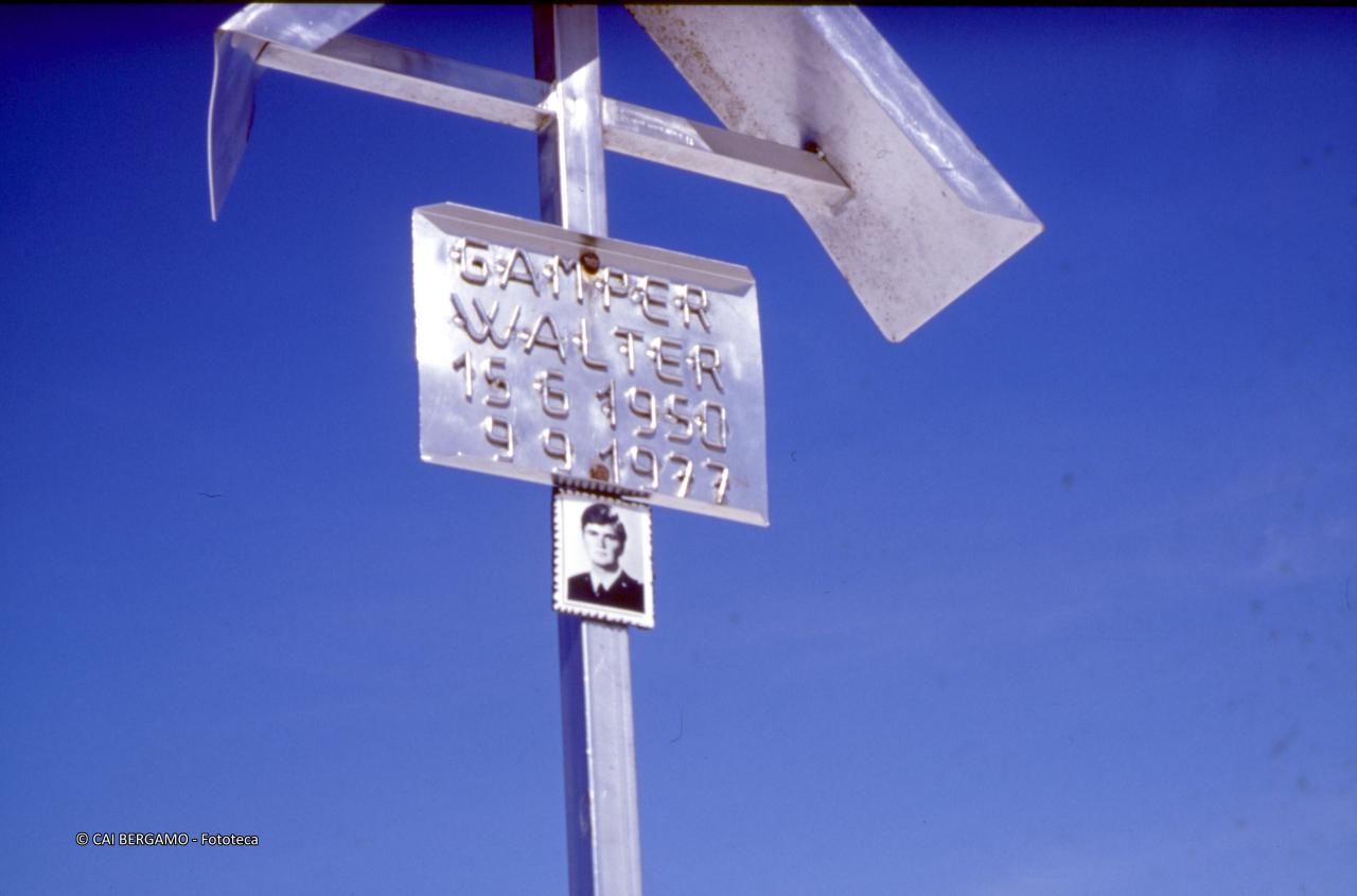 Targa commemorativa in memoria di Gamper Walter 09-09-1977 sulla cima