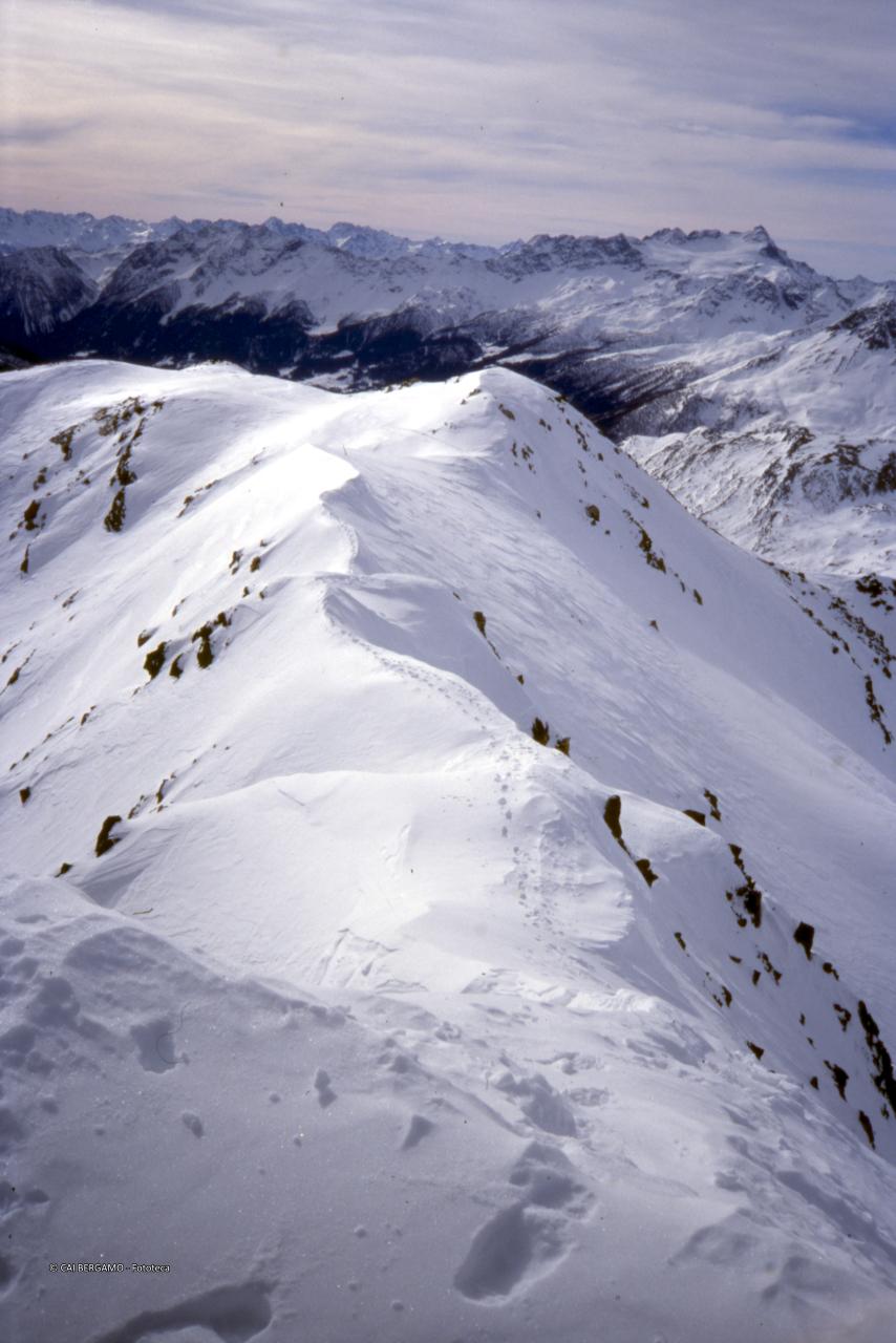Cresta innevata ed il Pizzo Scalino sullo sfondo