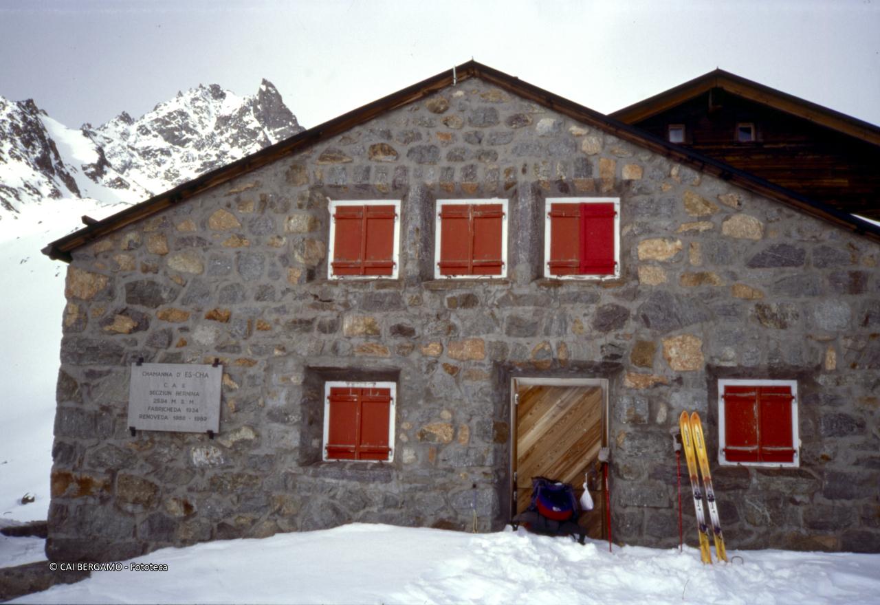 Chamanna d'Es-Cha, con retrostante Piz Krsch o Piz d'Es-cha