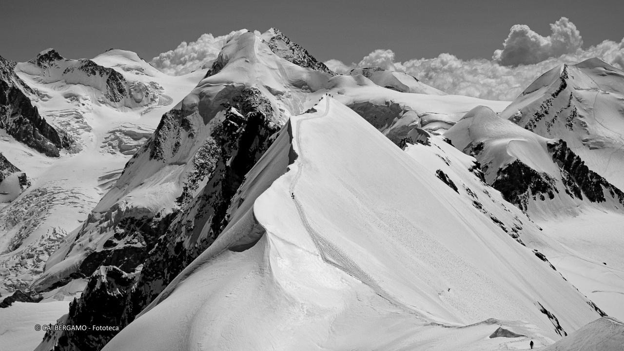 "Magico Breithorn" -  1° classificato in "Bianco e Nero" - Breithorn nella versione invernale e traccia con alpinisti