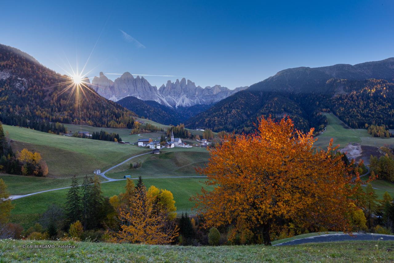 "Alba autunnale a Santa Maddalena, Val di Funes" - segnalato in "Ambienti montani" - Frazione in Val di Funes sotto lo sguardo delle Odle innevate