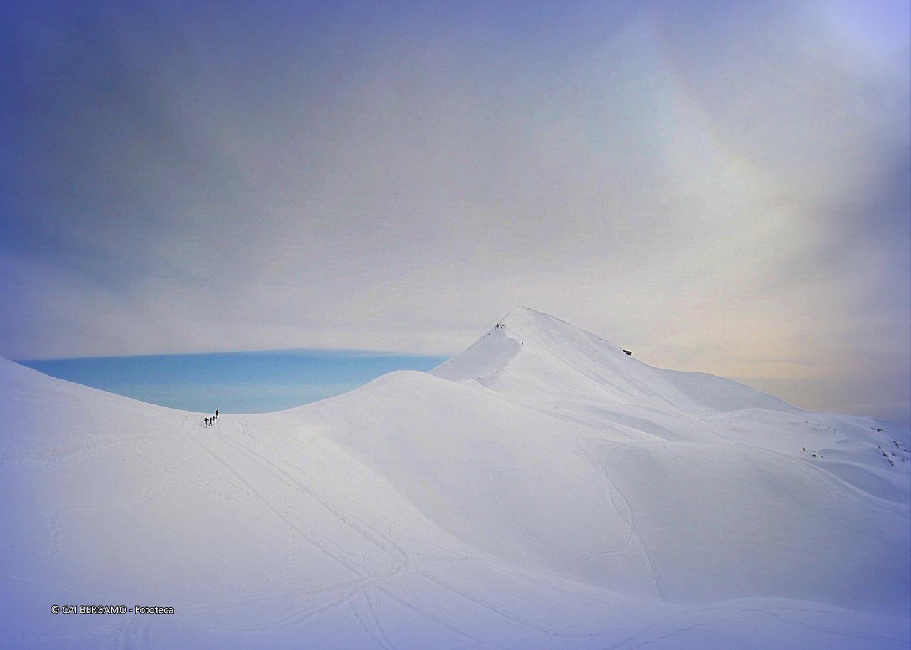 "Verso il blu" - segnalato in "Ambienti montani" - Quattropassi in compagnia verso la cima, tra neve e cielo blu